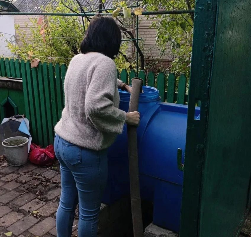 В Кировском внутригородском районе при поддержке региона-шефа Московская область продолжается подвоз воды для жителей домов, в которые в установленный графиком день не поступила вода В Кировском внутригородском районе при поддержке региона-шефа Московская область продолжается подвоз воды для жителей домов, в которые в установленный графиком день не поступила вода