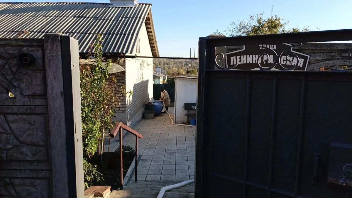 В Кировском внутригородском районе при поддержке региона-шефа Московская область продолжается подвоз воды для жителей домов, в которые в установленный графиком день не поступила вода В Кировском внутригородском районе при поддержке региона-шефа Московская область продолжается подвоз воды для жителей домов, в которые в установленный графиком день не поступила вода