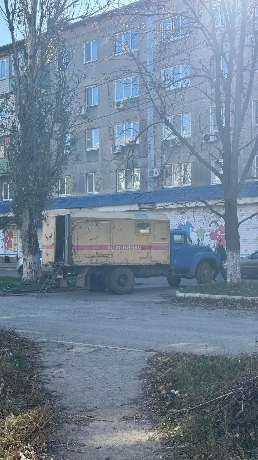Сегодня, 30 октября в Червоногвардейском районе города Макеевки сотрудниками филиала Макеевского ПУВКХ ГУП ДНР «Вода Донбасса» возле дома 27 по улице Токарева осуществляются работы по замены ввода в дом трубы водоснабжения