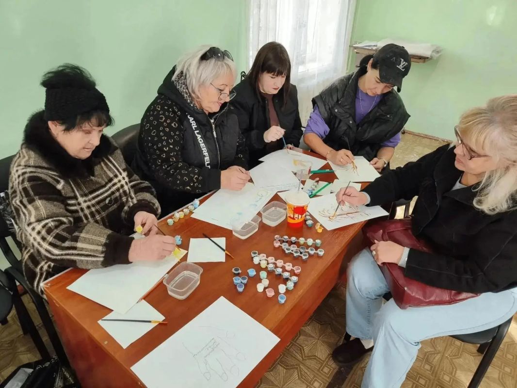 В Макеевке прошло занятие с элементами арт-терапии для социальных работников В Макеевке прошло занятие с элементами арт-терапии для социальных работников