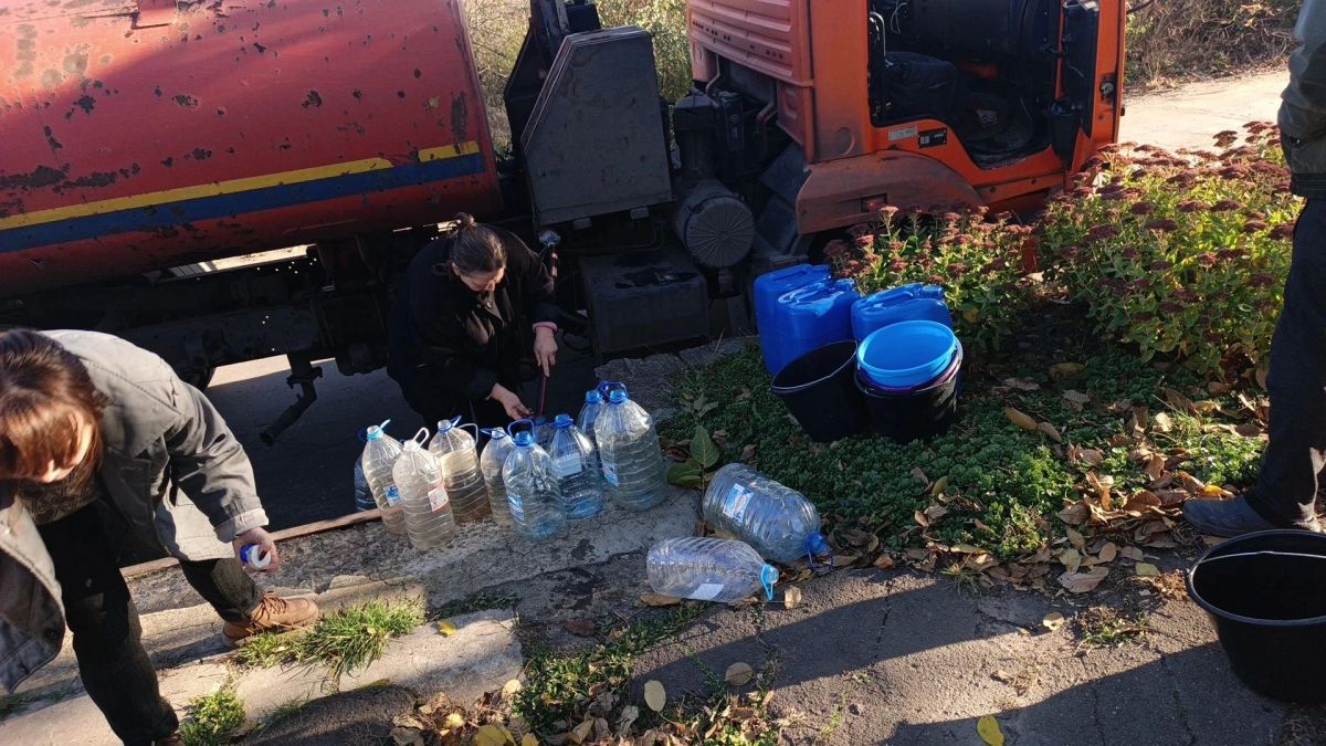 В Кировском внутригородском районе при поддержке региона-шефа Московская область продолжается подвоз воды для жителей домов, в которые в установленный графиком день не поступила вода В Кировском внутригородском районе при поддержке региона-шефа Московская область продолжается подвоз воды для жителей домов, в которые в установленный графиком день не поступила вода