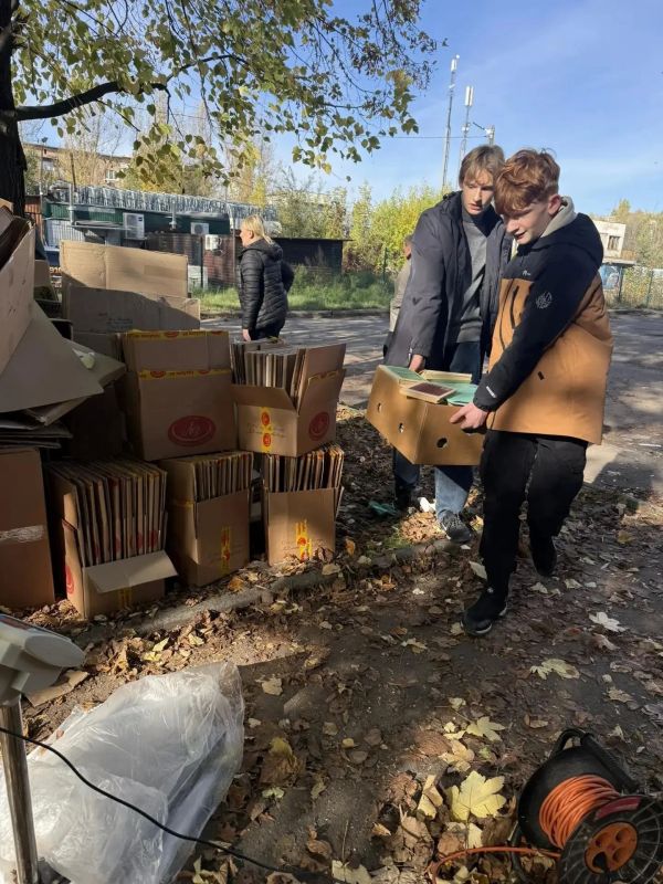 В период осенних каникул учащиеся Государственного бюджетного общеобразовательного учреждения «Лицей № 1 «Лидер» г. о. Макеевки Донецкой Народной Республики» приняли активное участие во Всероссийской акции по сбору... В период осенних каникул учащиеся Государственного бюджетного общеобразовательного учреждения «Лицей № 1 «Лидер» г. о. Макеевки Донецкой Народной Республики» приняли активное участие во Всероссийской акции по сбору...