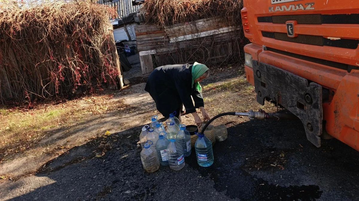 В Кировском внутригородском районе при поддержке региона-шефа Московская область продолжается подвоз воды для жителей домов, в которые в установленный графиком день не поступила вода В Кировском внутригородском районе при поддержке региона-шефа Московская область продолжается подвоз воды для жителей домов, в которые в установленный графиком день не поступила вода