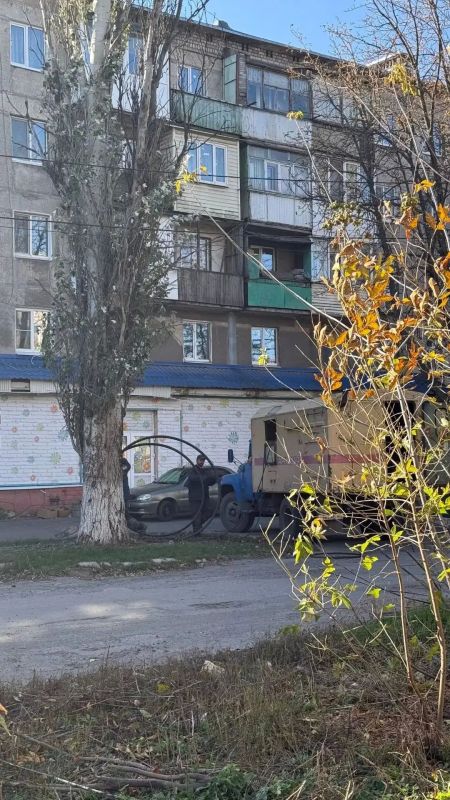 Сегодня, 30 октября в Червоногвардейском районе города Макеевки сотрудниками филиала Макеевского ПУВКХ ГУП ДНР «Вода Донбасса» возле дома 27 по улице Токарева осуществляются работы по замены ввода в дом трубы водоснабжения Сегодня, 30 октября в Червоногвардейском районе города Макеевки сотрудниками филиала Макеевского ПУВКХ ГУП ДНР «Вода Донбасса» возле дома 27 по улице Токарева осуществляются работы по замены ввода в дом трубы водоснабжения
